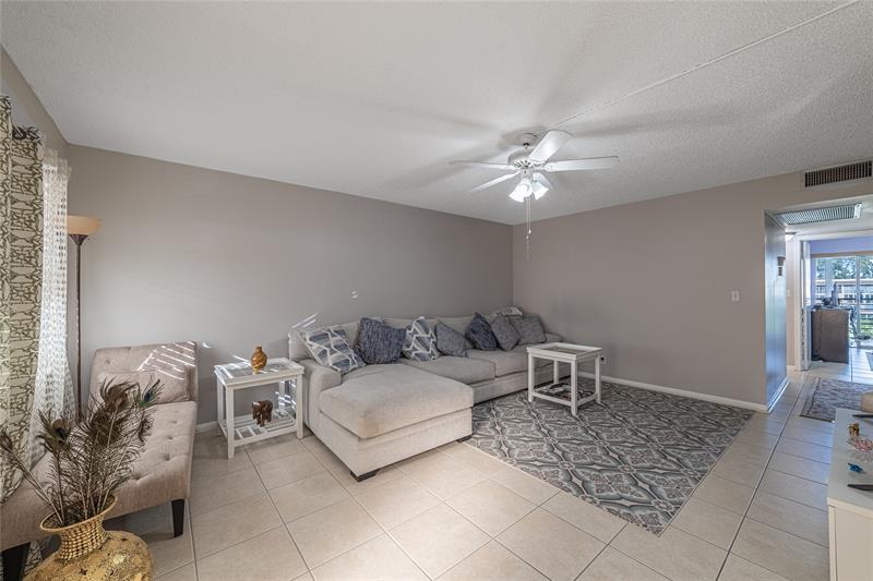 Image 3 of 27 For 1902 Bermuda Cir  L4