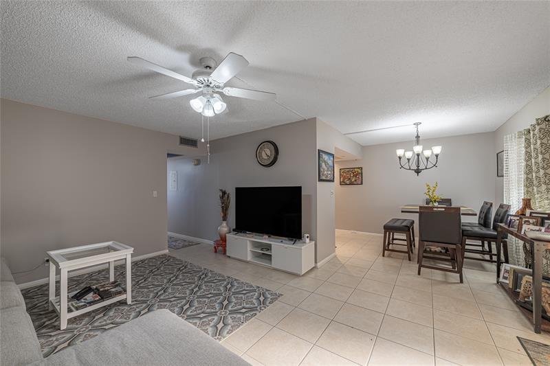 Image 4 of 27 For 1902 Bermuda Cir  L4