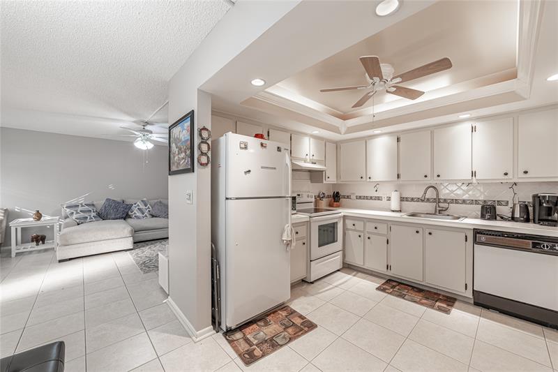 Image 9 of 27 For 1902 Bermuda Cir  L4