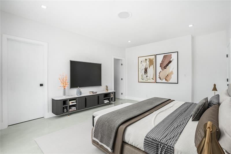 Image 15 of 78 For 5641 Bayview Dr