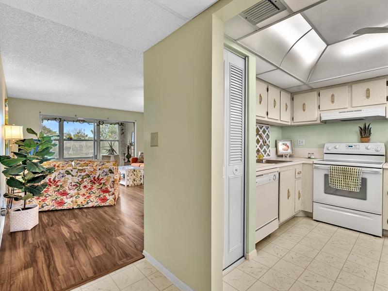 Image 11 of 48 For 8838 Mcnab Rd  304