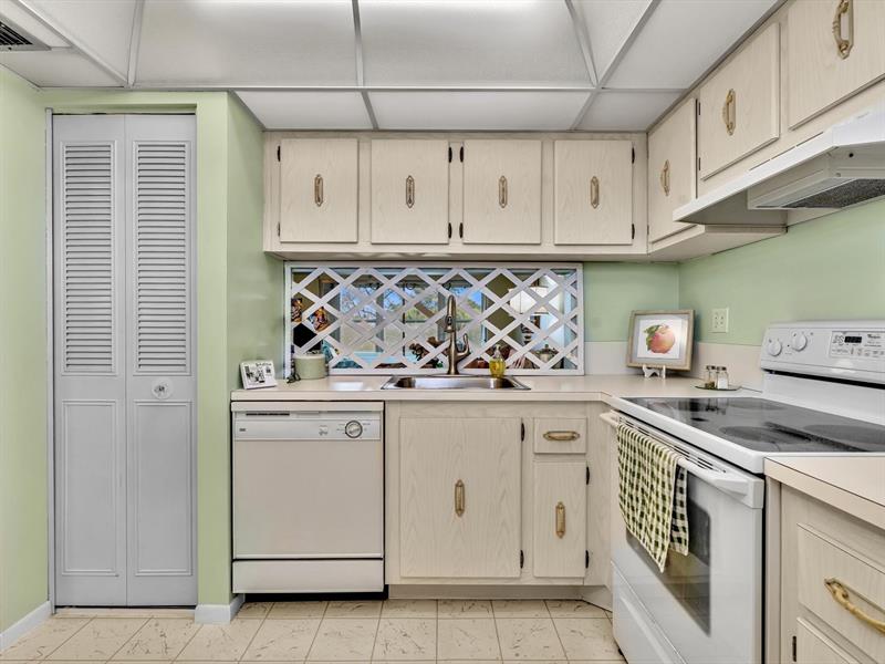 Image 13 of 48 For 8838 Mcnab Rd  304