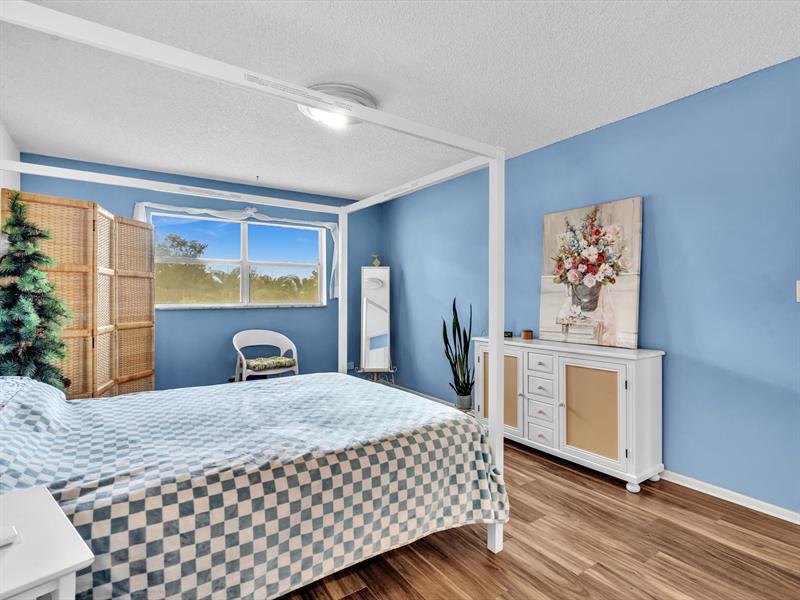 Image 22 of 48 For 8838 Mcnab Rd  304