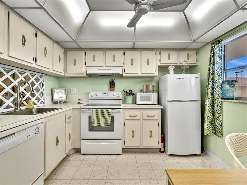 Image 3 of 48 For 8838 Mcnab Rd  304