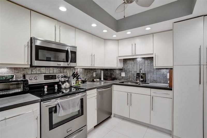 Image 11 of 39 For 4100 Galt Ocean Dr  909