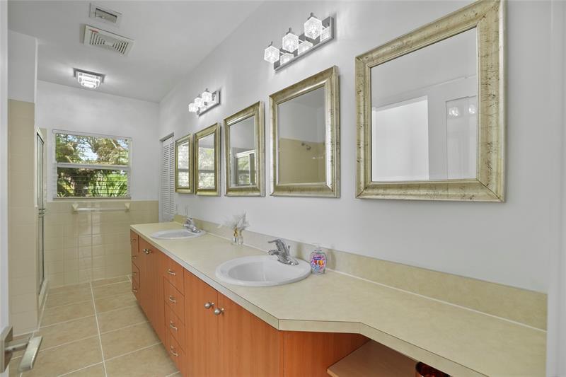 Image 13 of 34 For 833 17th St #2  2