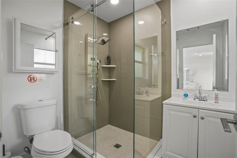 Image 15 of 34 For 833 17th St #2  2