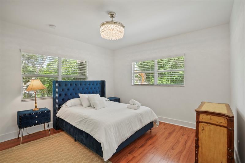 Image 18 of 34 For 833 17th St #2  2