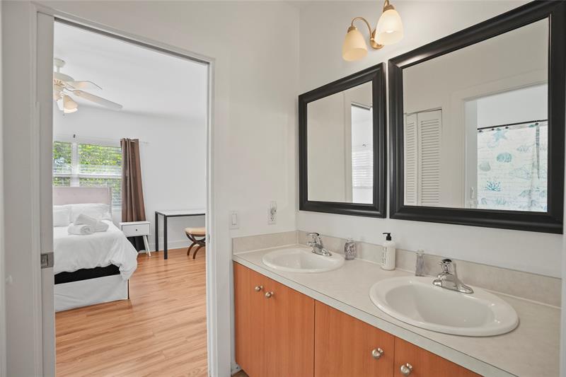 Image 19 of 34 For 833 17th St #2  2