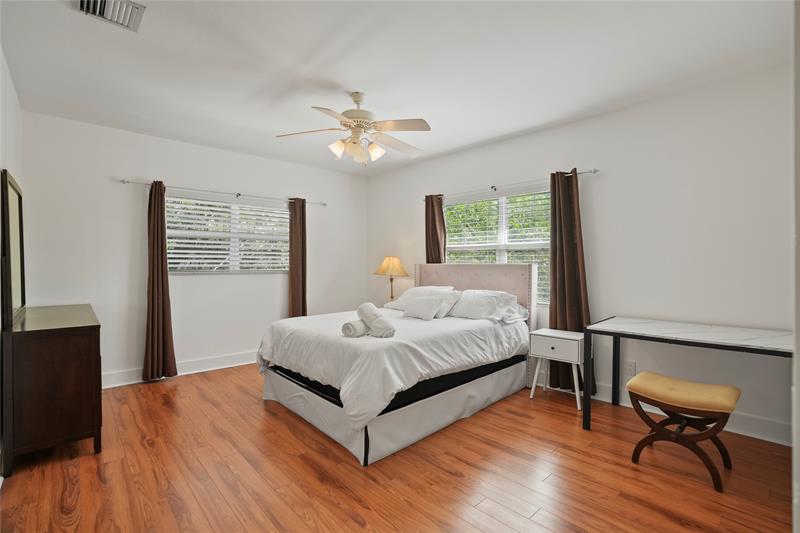 Image 21 of 34 For 833 17th St #2  2