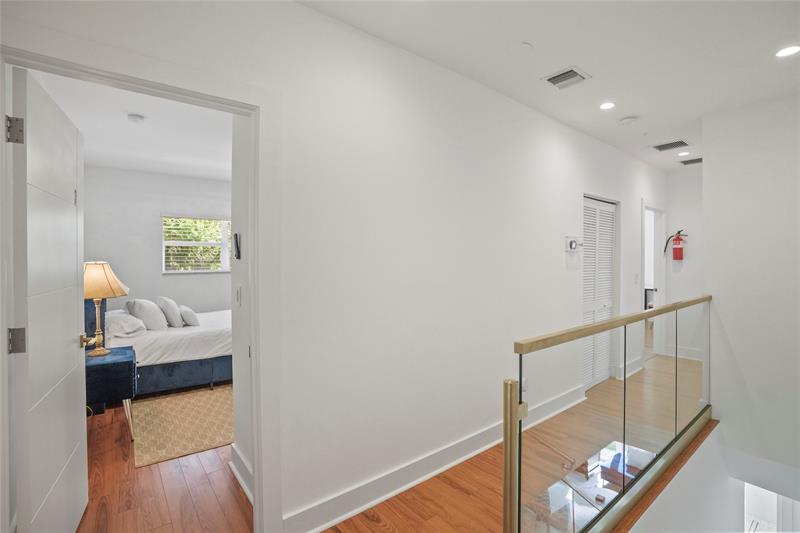Image 22 of 34 For 833 17th St #2  2