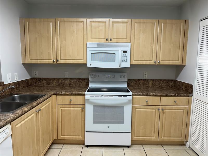 Image 5 of 10 For 529 Sheridan St  108