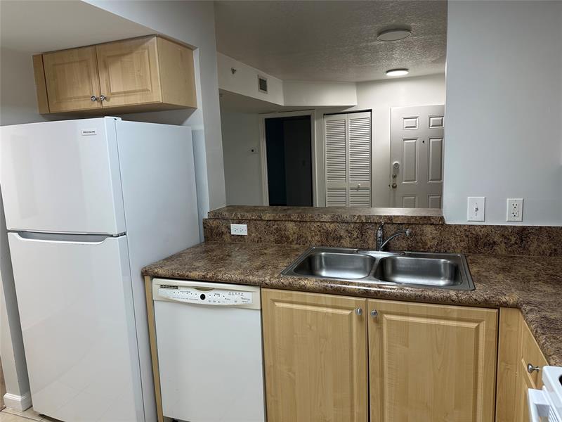 Image 6 of 10 For 529 Sheridan St  108