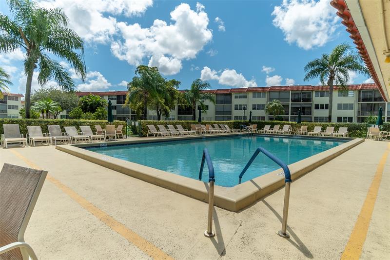 Image 29 of 82 For 8960 Hollybrook Blvd  103