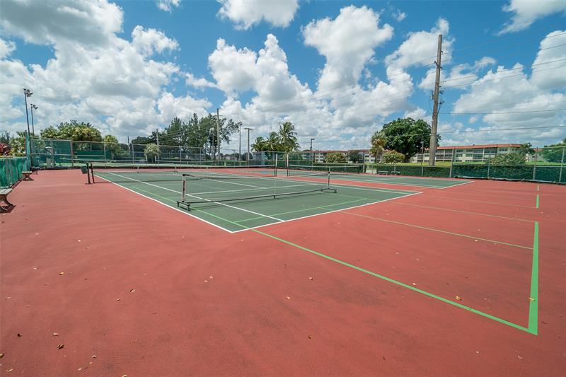 Image 38 of 82 For 8960 Hollybrook Blvd  103