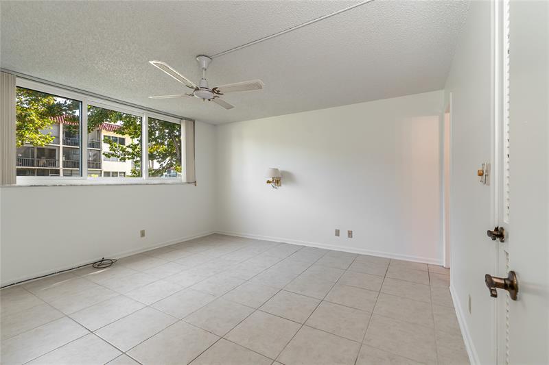 Image 4 of 82 For 8960 Hollybrook Blvd  103