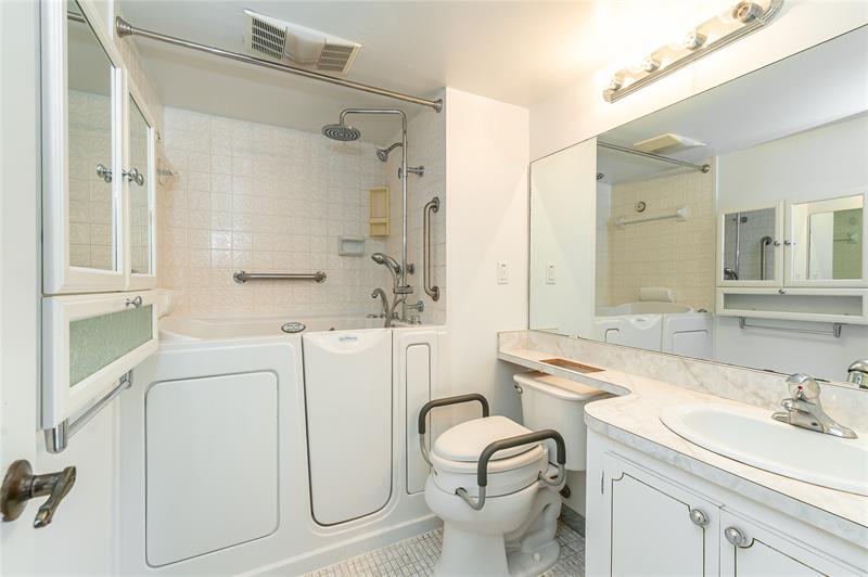 Image 5 of 82 For 8960 Hollybrook Blvd  103