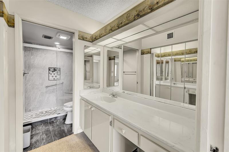 Image 22 of 26 For 9633 Belfort Cir  110