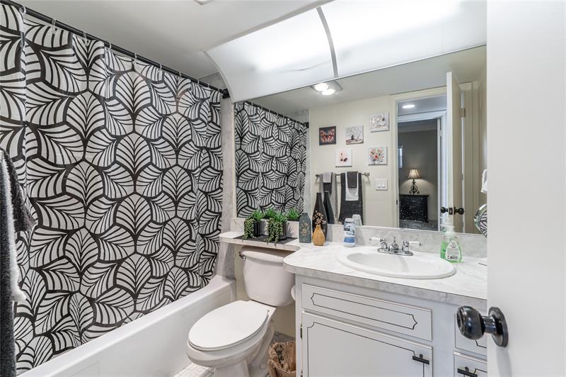 Image 10 of 48 For 361 Hollybrook Dr  102