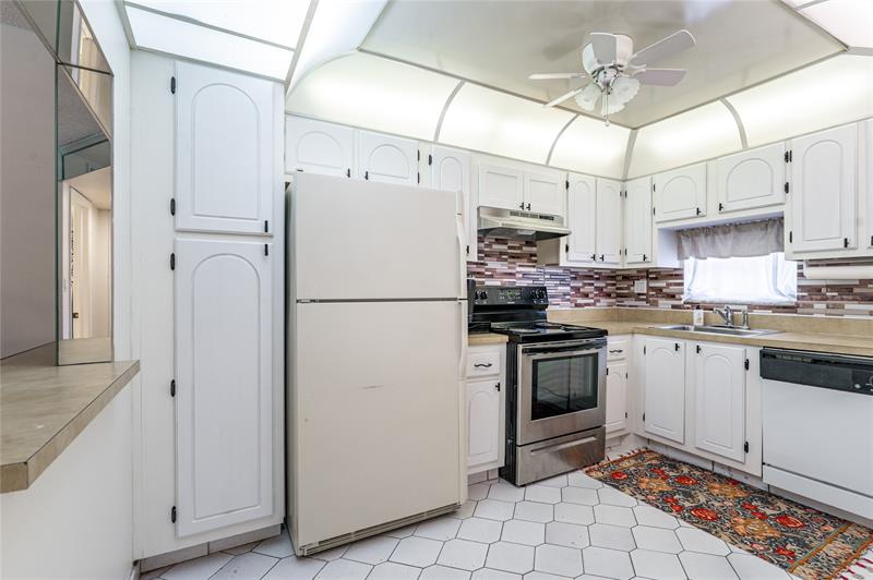 Image 2 of 48 For 361 Hollybrook Dr  102
