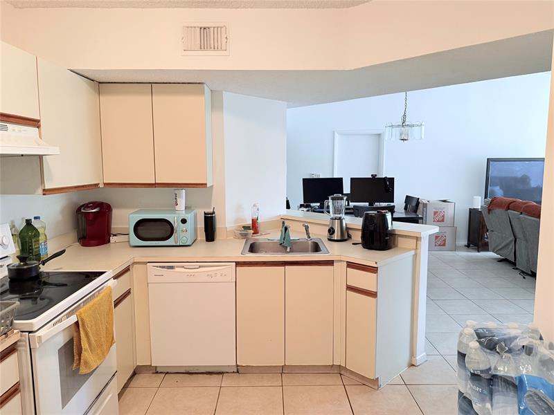 Image 10 of 28 For 9033 Wiles Rd  304