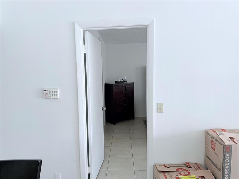 Image 20 of 28 For 9033 Wiles Rd  304