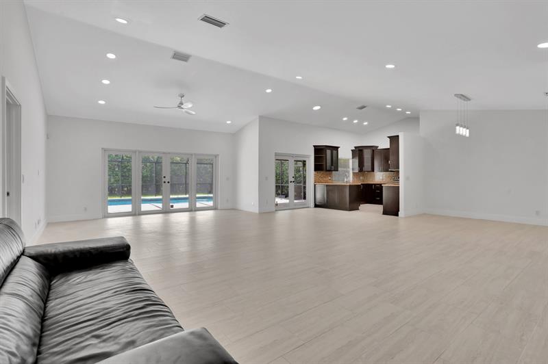 Image 10 of 33 For 5264 89th Dr