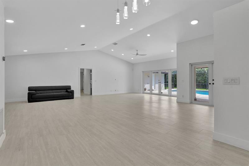 Image 12 of 33 For 5264 89th Dr