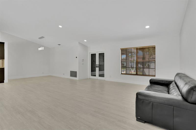 Image 14 of 33 For 5264 89th Dr