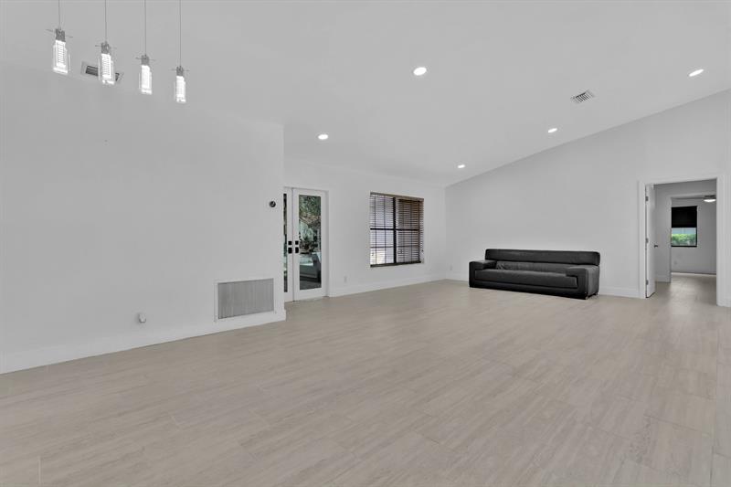 Image 15 of 33 For 5264 89th Dr