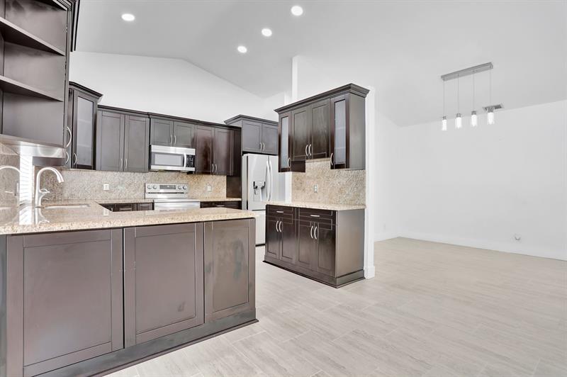 Image 5 of 33 For 5264 89th Dr