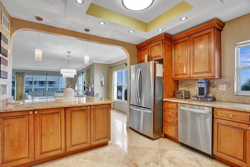 Image 18 of 74 For 3550 Galt Ocean Dr  211