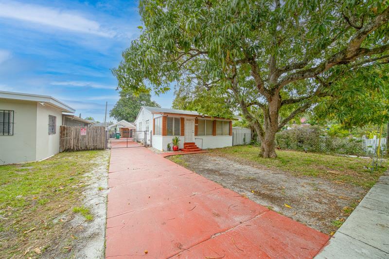 Image 3 of 18 For 10633 6th Ave