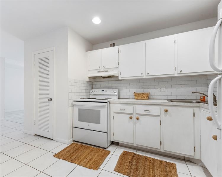 Image 15 of 53 For 1950 Andrews Ave  210d