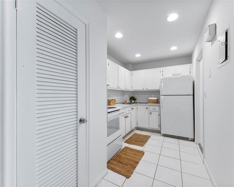 Image 16 of 53 For 1950 Andrews Ave  210d