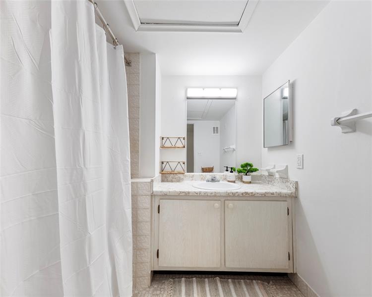 Image 20 of 53 For 1950 Andrews Ave  210d