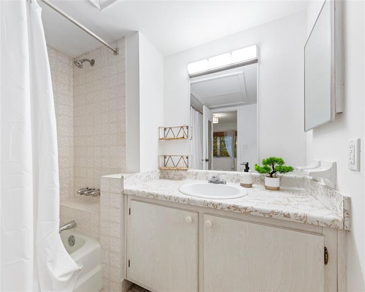 Image 21 of 53 For 1950 Andrews Ave  210d