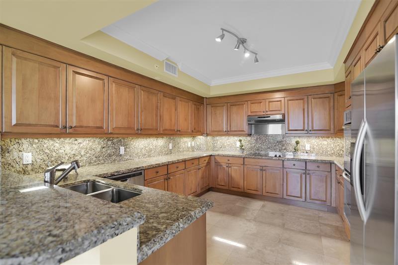 Image 17 of 58 For 9 20th Ave  403