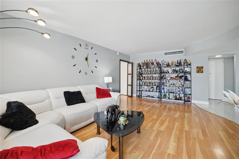 Image 19 of 28 For 100 Golden Isles Dr  911