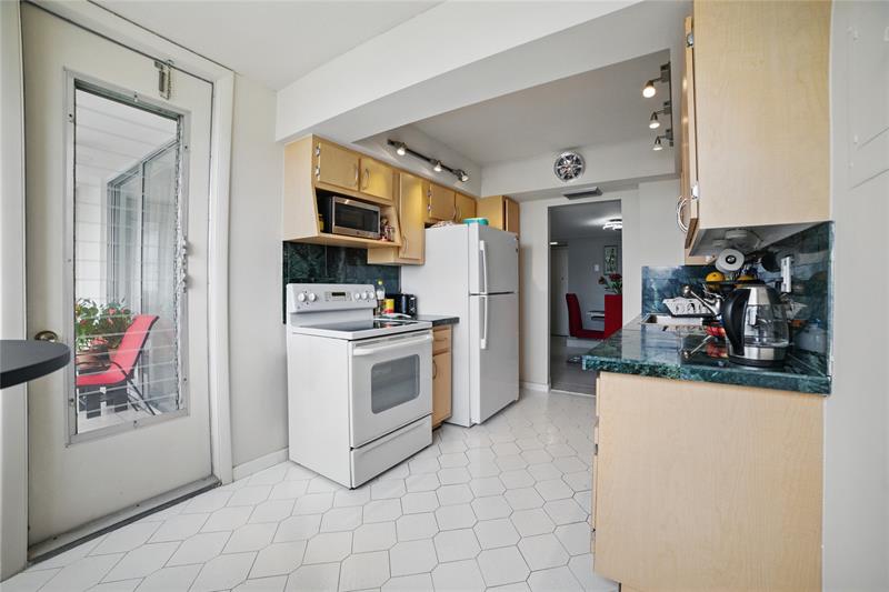 Image 20 of 28 For 100 Golden Isles Dr  911