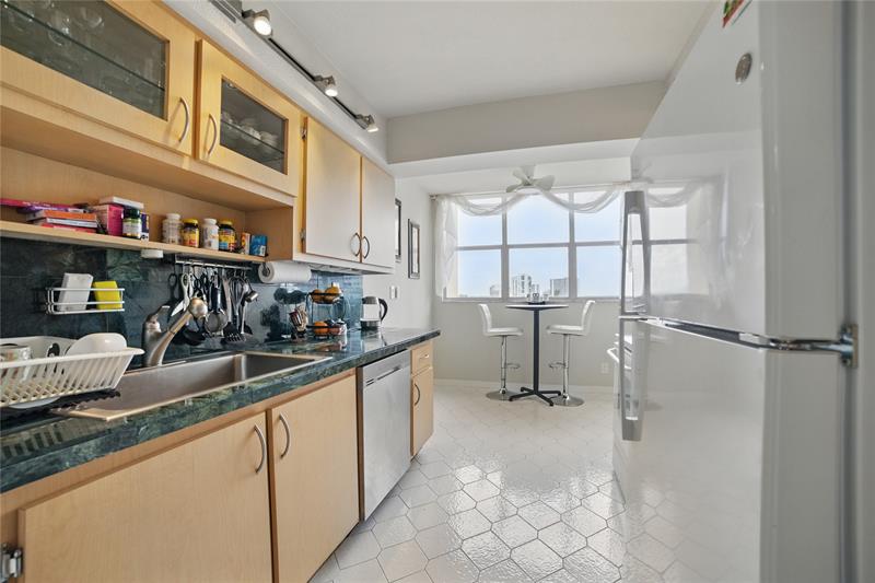 Image 21 of 28 For 100 Golden Isles Dr  911