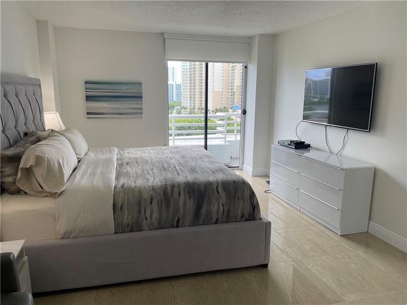 Image 8 of 22 For 3300 192 St  1015