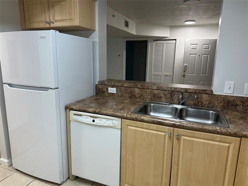 Image 5 of 10 For 529 Sheridan St  108