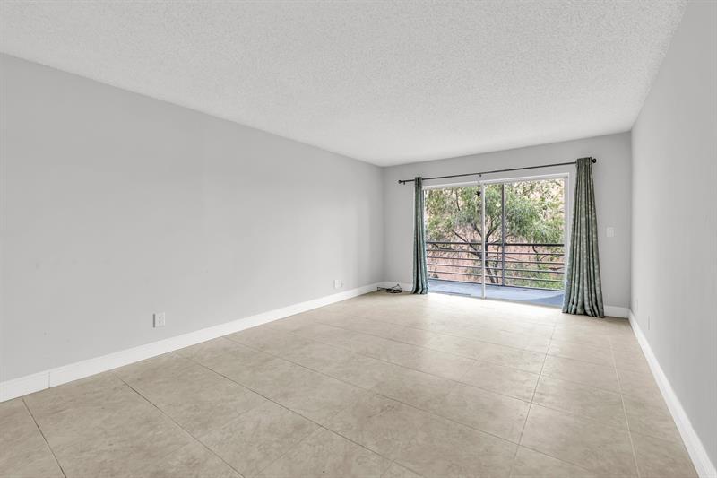 Image 10 of 31 For 3050 Sunrise Lakes Dr  307