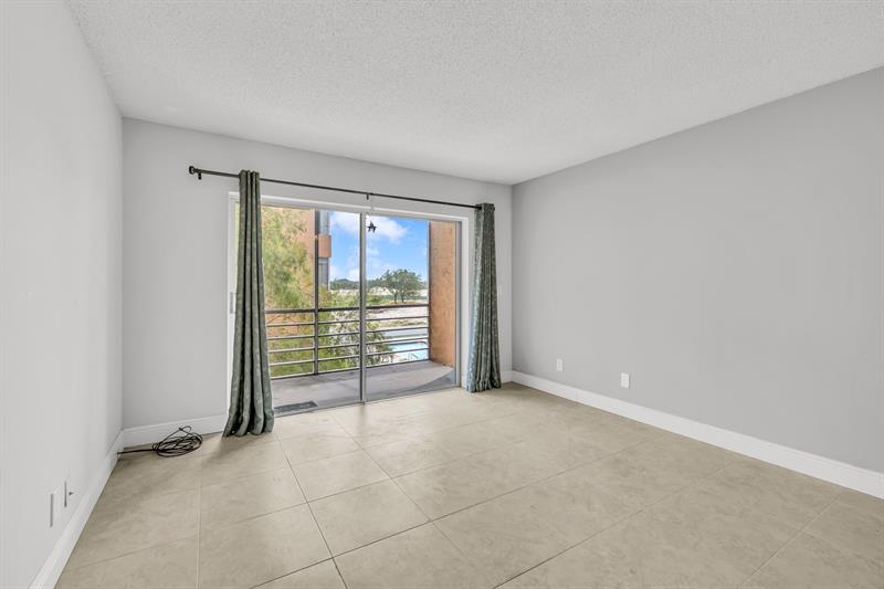 Image 11 of 31 For 3050 Sunrise Lakes Dr  307