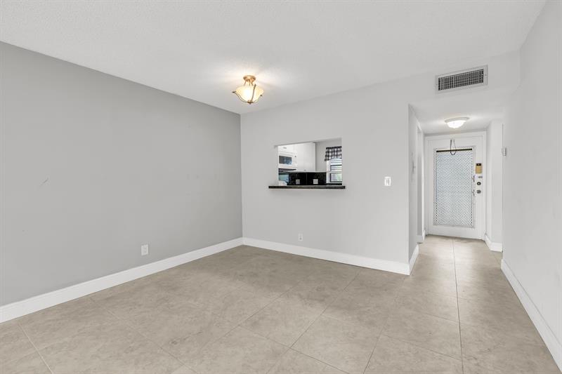 Image 12 of 31 For 3050 Sunrise Lakes Dr  307