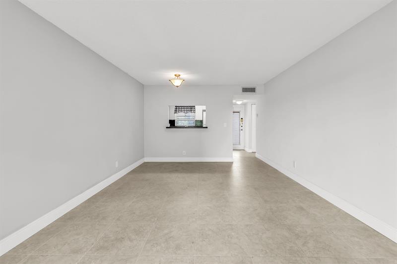 Image 13 of 31 For 3050 Sunrise Lakes Dr  307