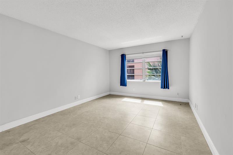 Image 14 of 31 For 3050 Sunrise Lakes Dr  307