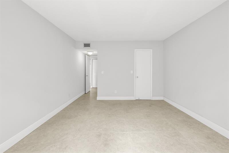 Image 15 of 31 For 3050 Sunrise Lakes Dr  307