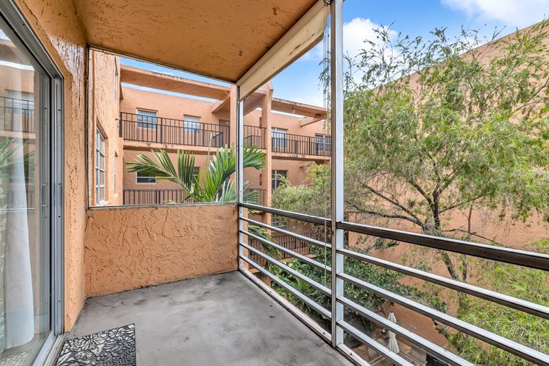 Image 19 of 31 For 3050 Sunrise Lakes Dr  307